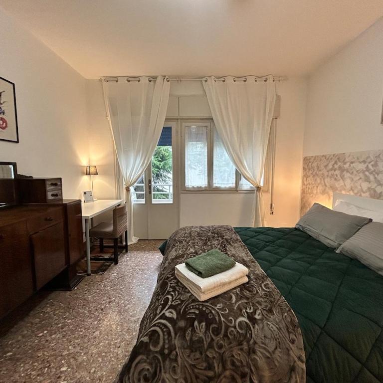Number 3 APT, easy for Venice - Three-Bedroom Apartment - 14
