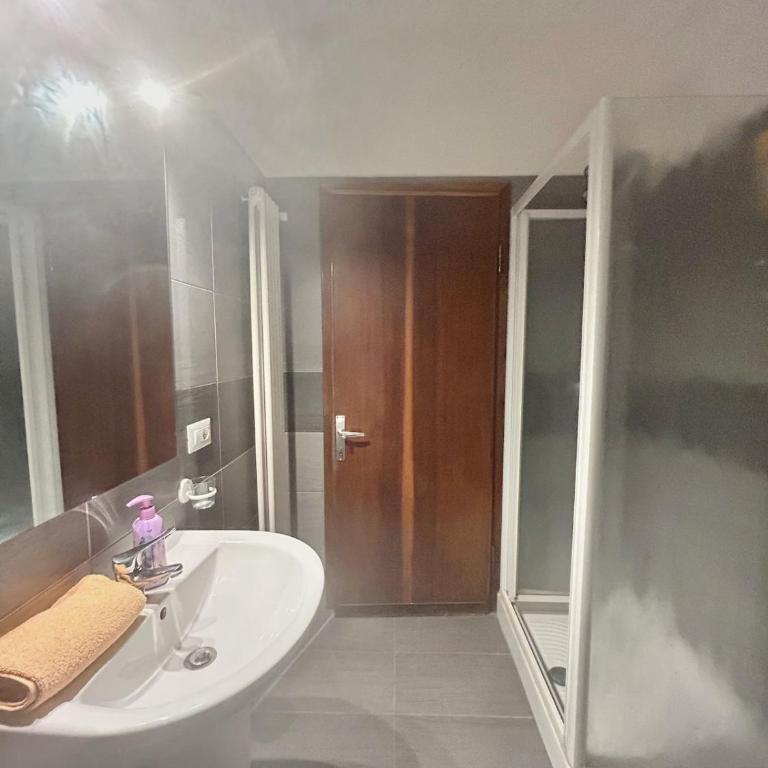 Number 3 APT, easy for Venice - Three-Bedroom Apartment - 20