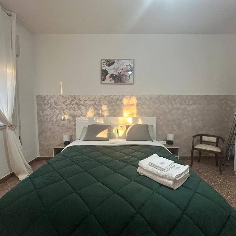 Number 3 APT, easy for Venice - Three-Bedroom Apartment - 22