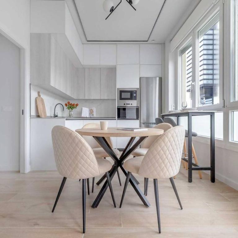 Apartamento 3 - Acogedor en Castellana - 4 Torres - Two-Bedroom Apartment - 7