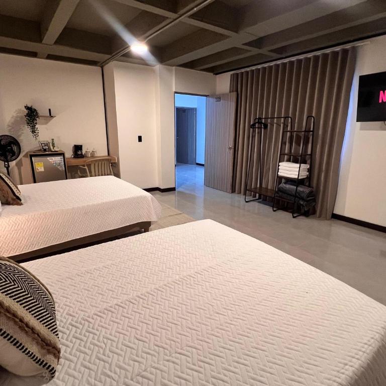 Hotel Moore 45 - Family Room - 1