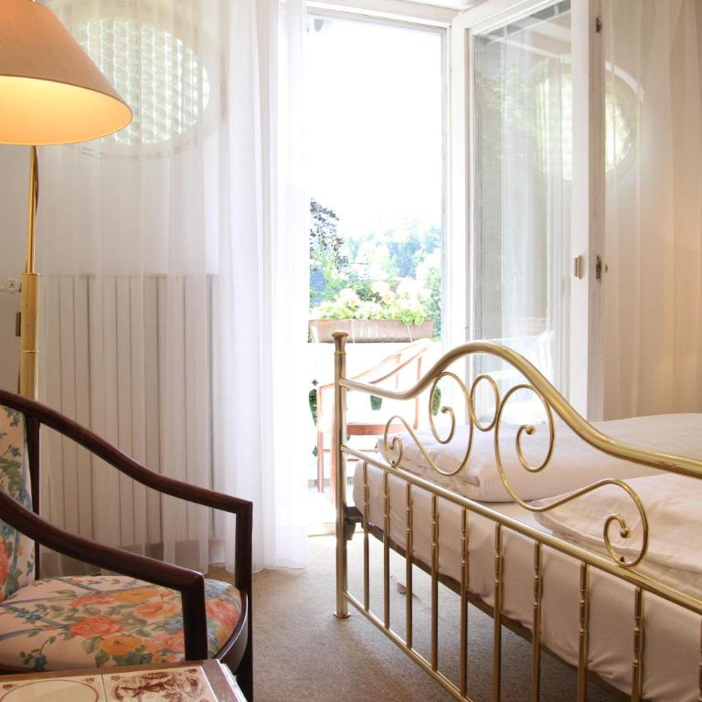 Romantic-Pension Albrecht - Villa next to UNESCO World Heritage - since 1901 - Doppelzimmer mit Balkon und Schlossblick - 1