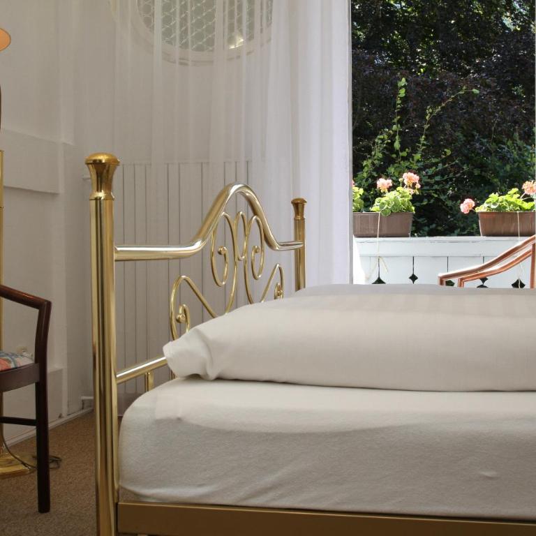 Romantic-Pension Albrecht - Villa next to UNESCO World Heritage - since 1901 - Doppelzimmer mit Balkon und Schlossblick - 3