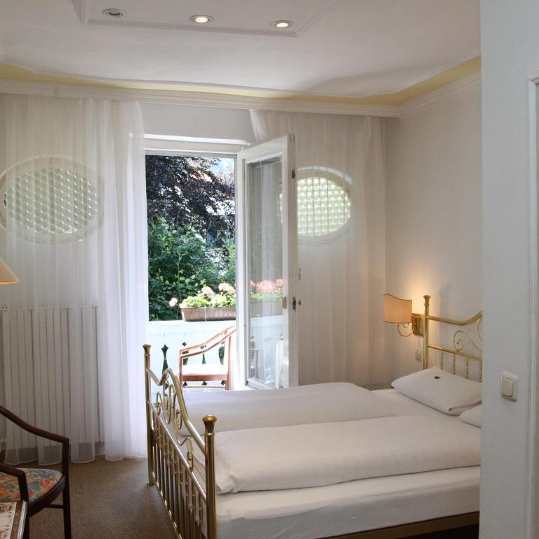 Romantic-Pension Albrecht - Villa next to UNESCO World Heritage - since 1901 - Doppelzimmer mit Balkon und Schlossblick - 4