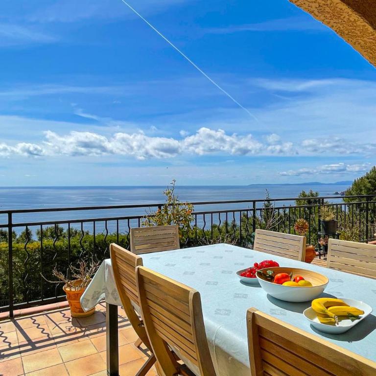 Sea-view villa for 11 guests with a heated infinity pool - Villa - 10