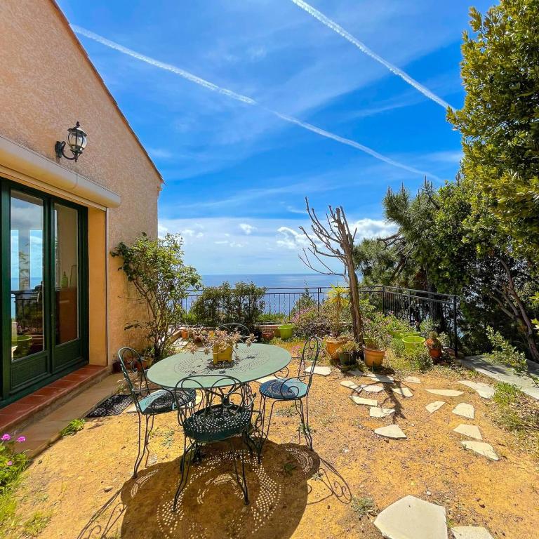 Sea-view villa for 11 guests with a heated infinity pool - Villa - 11