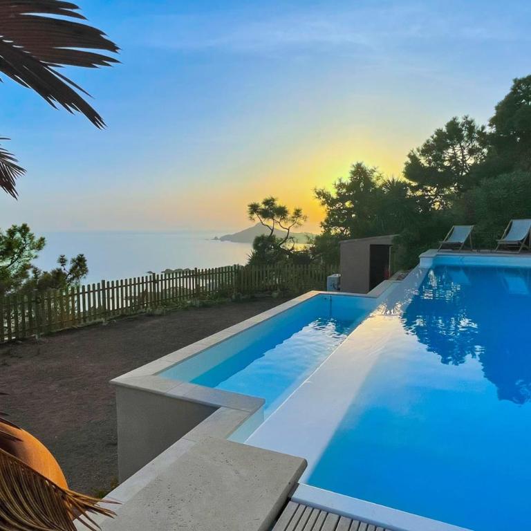 Sea-view villa for 11 guests with a heated infinity pool - Villa - 23