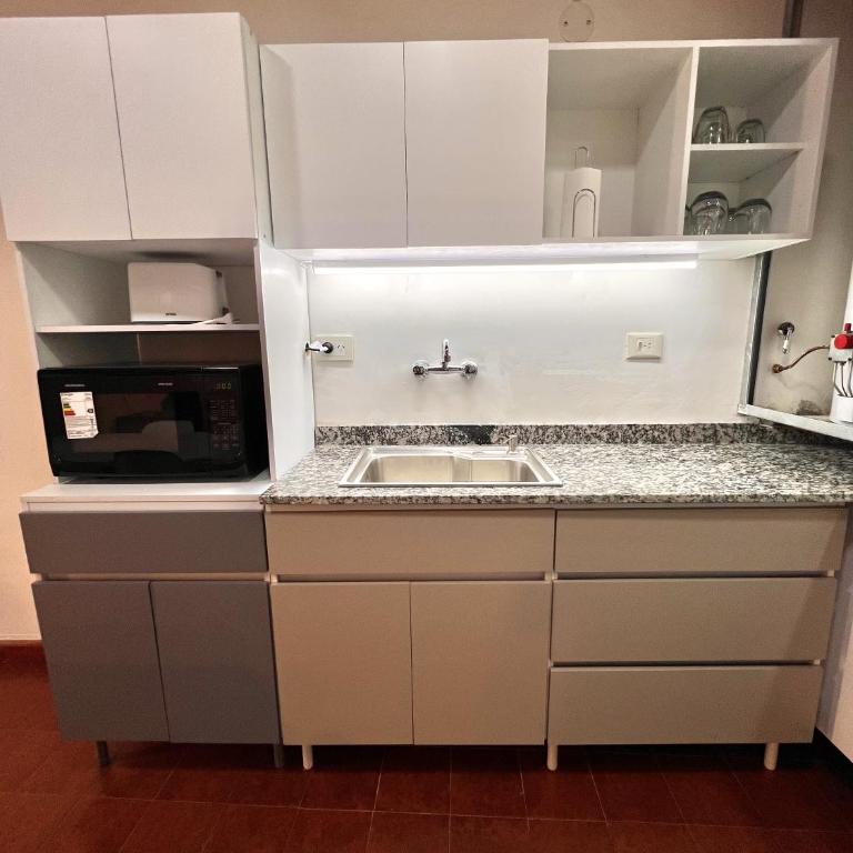 Amplio departamento renovado en el centro de la ciudad - Apartamento de 2 dormitorios - 4