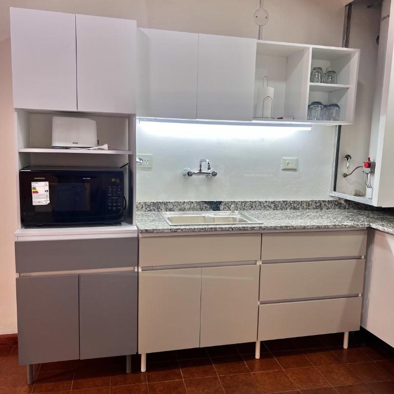 Amplio departamento renovado en el centro de la ciudad - Apartamento de 2 dormitorios - 13