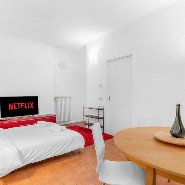 Duomo 15 min - Navigli 10 min - Luminoso, WiFi e AC - Appartamento con 1 Camera da Letto - 4