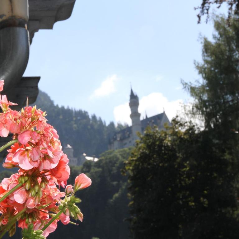 Romantic-Pension Albrecht - Villa next to UNESCO World Heritage - since 1901 - Comfort Doppelzimmer mit Balkon und Schlossblick - 1