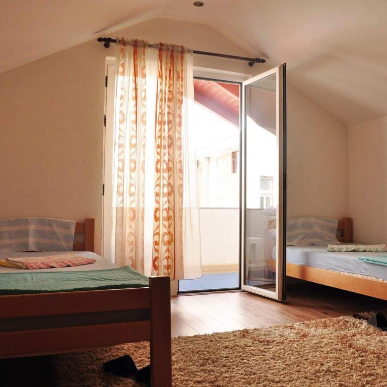 Guest House Mirza - Economy Triple Room with Shared Bathroom - 2