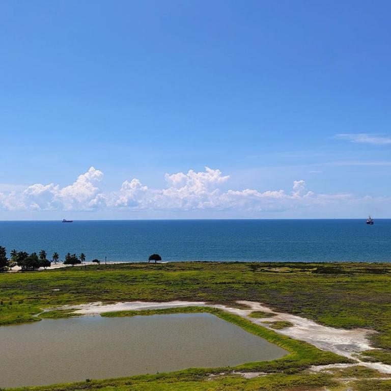 Apartamento con suite y encanto costero - Three-Bedroom Apartment - 1