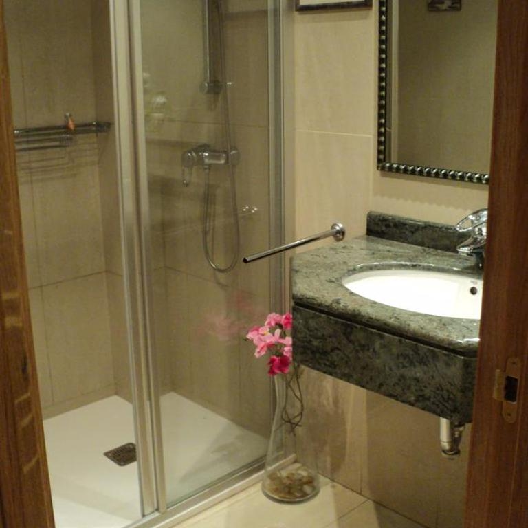 Pension Larrea - Habitación Triple con baño compartido - 4