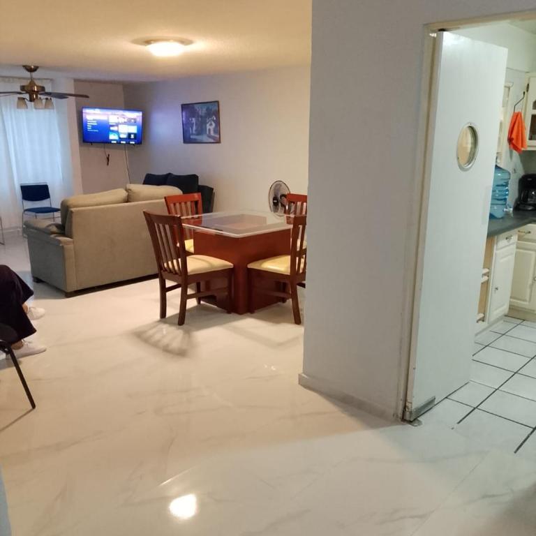 Amplía casa en Jardines Alcalde - Three-Bedroom House - 9