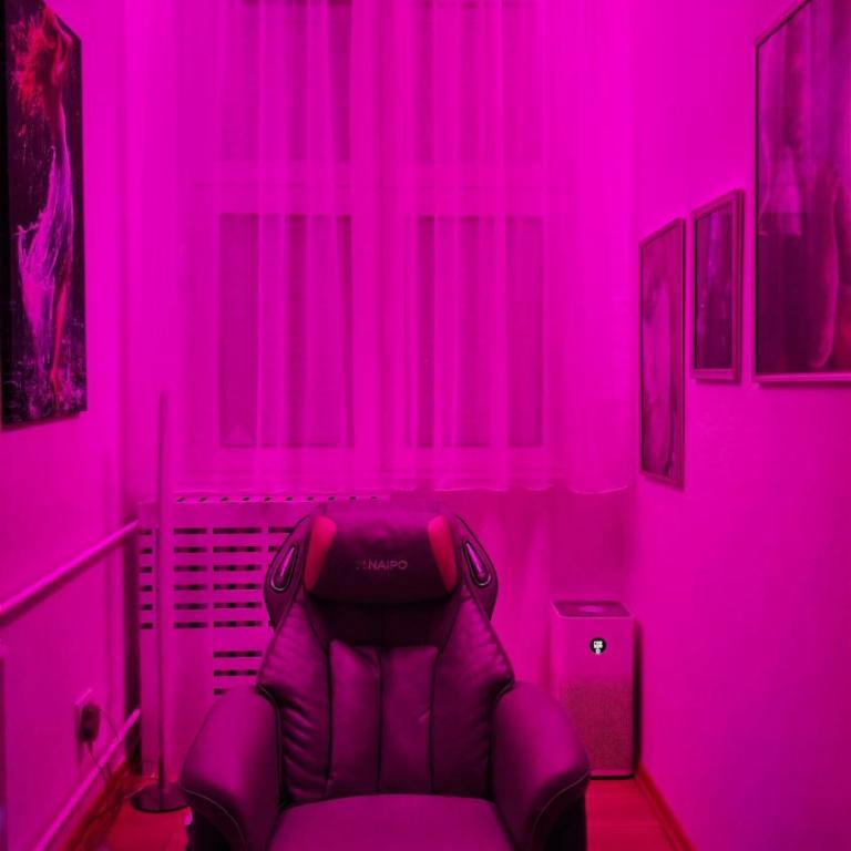 House of Mirrors - One-Bedroom Apartment - 7