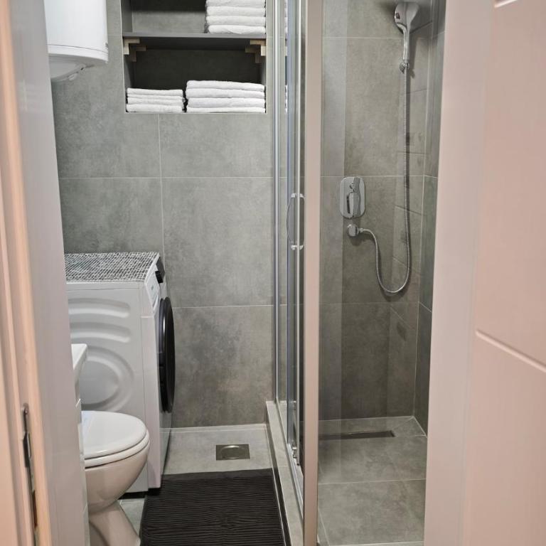House of Mirrors - One-Bedroom Apartment - 12