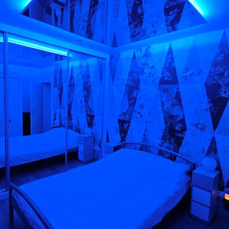 House of Mirrors - One-Bedroom Apartment - 18