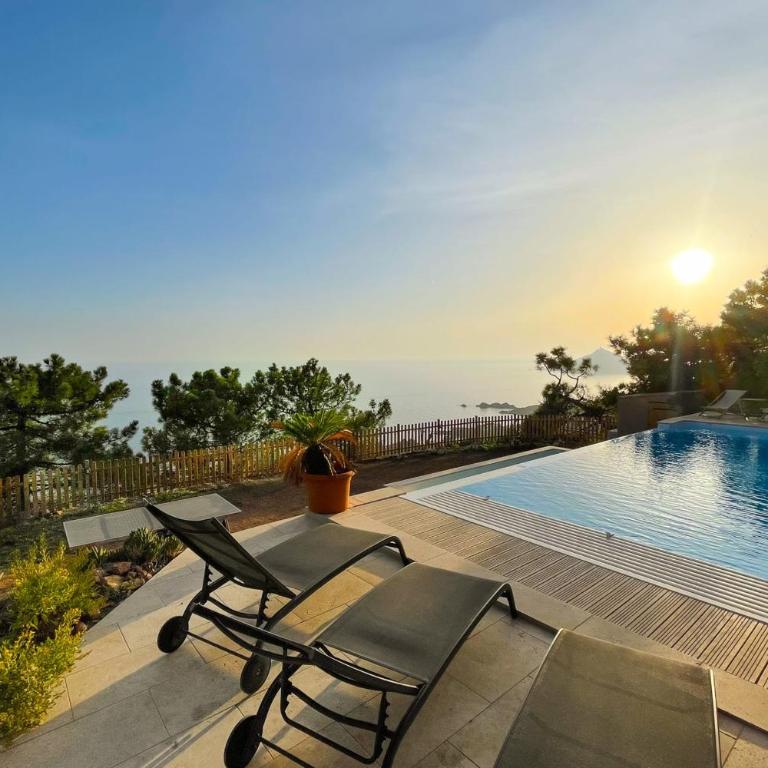 Sea-view villa for 11 guests with a heated infinity pool - Villa - 1
