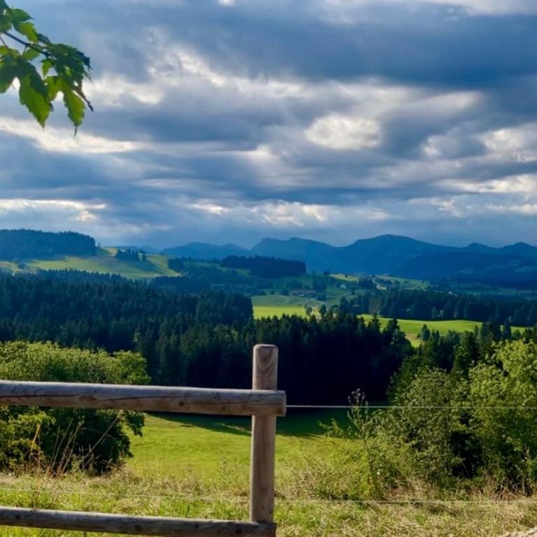 Bergnest Lodge mit Bergblick - Ca 3 min Skilift - Balkon - Garten - 6 Pers - Hund - Luftkurort - nähe Buchenegger Wasserfälle - Eistobel - Bodensee - Apartment mit 1 Schlafzimmer - 33