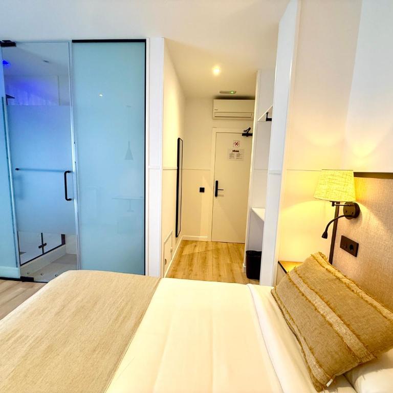 Mucho Madrid - Classic Double Room with Balcony and Views - 3