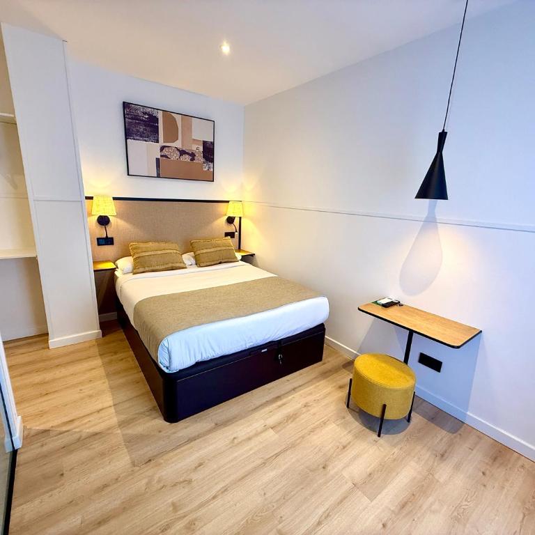Mucho Madrid - Classic Double Room with Balcony and Views - 2
