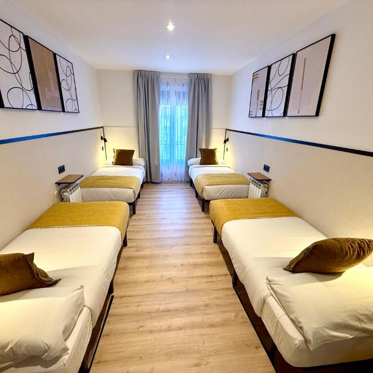 Mucho Madrid - Family Room with Balcony and Views - 3