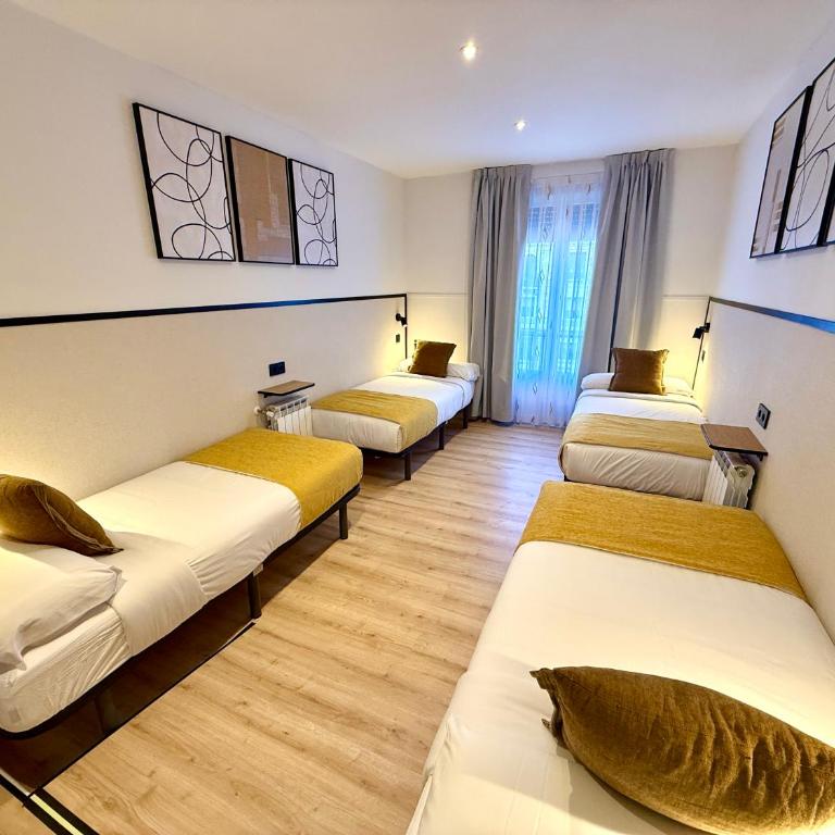 Mucho Madrid - Family Room with Balcony and Views - 1