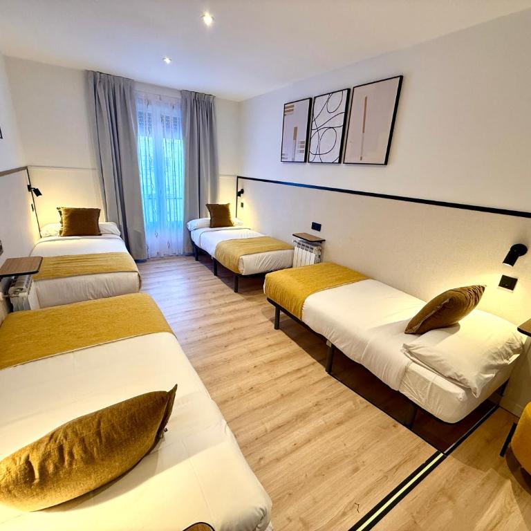Mucho Madrid - Family Room with Balcony and Views - 2