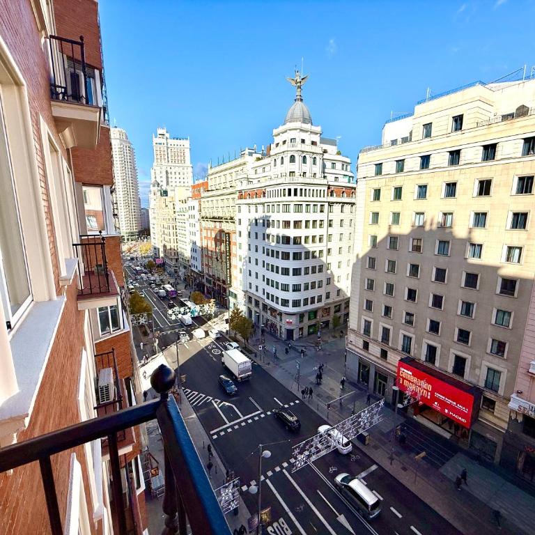 Mucho Madrid - Family Room with Balcony and Views - 9