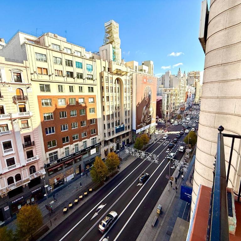 Mucho Madrid - Family Room with Balcony and Views - 8