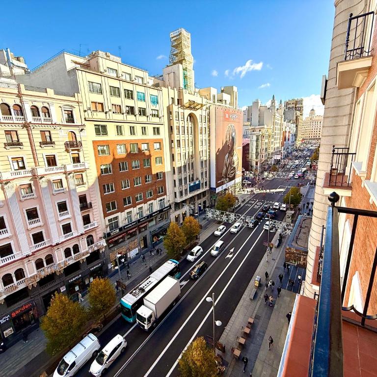 Mucho Madrid - Triple Room with Balcony and Views - 9