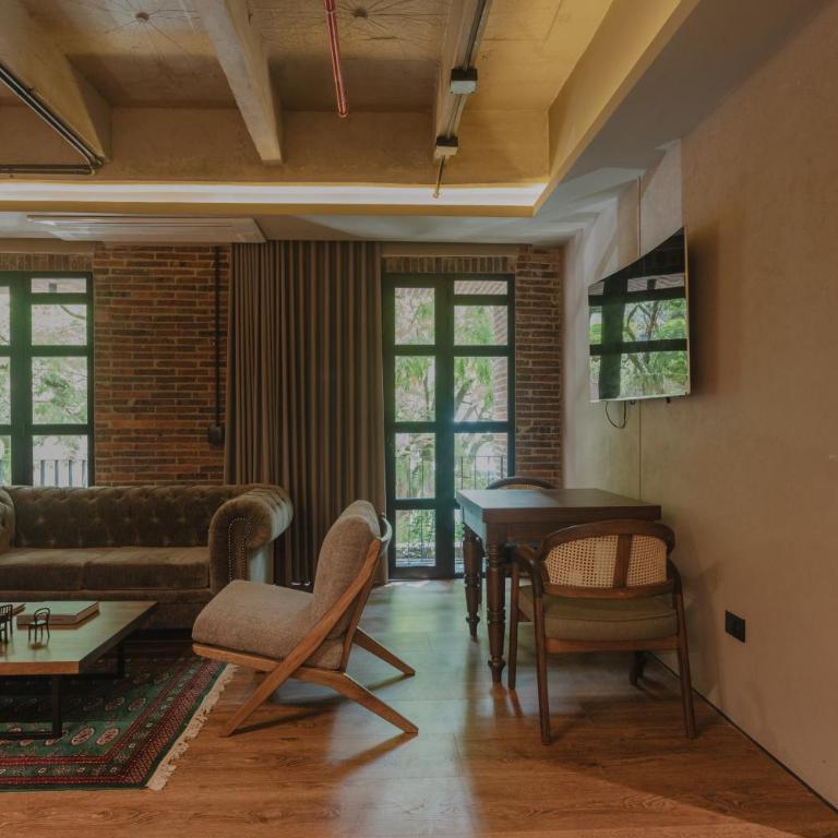 10-36 Dieztreintayseis Short & Long Term Living - Two-Bedroom Apartment with Balcony - 6