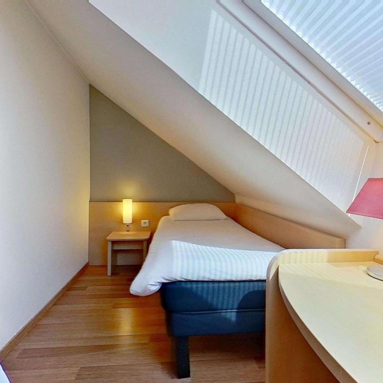 ibis Vannes - Chambre Standard avec 1 Lit Double et 1 Lit Simple - 5