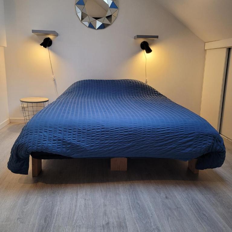 L établissement LA PLAGE A 2 PAS vous propose, 3 Appartements DEUX chambres, 1 appartement une pièce , NETFLIX, lits faits à votre arrivée, serviettes de toilette, Ménage, Wifi, en hyper centre ,Plage à 100m, BOX à Vélos, paiement 3 fois sans frais - Studio - 8