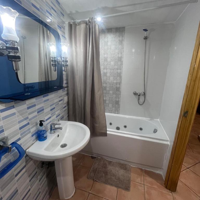 Apartamento con terraza en el Albayzin - Two-Bedroom Apartment with View - 17
