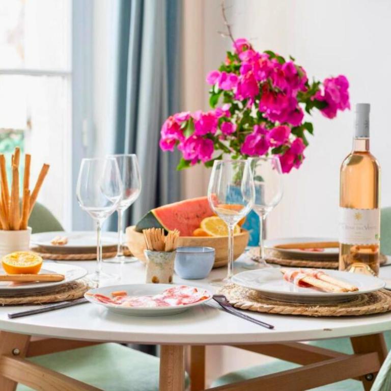 Le Garibaldi - Idéal Couple & PRO- Animaux acceptés - 5min à pied du Port - CENTRE VILLE - Commerces - Plage 10min en voiture - WIFI HD - Parking GRATUIT dans la rue - Apartment with Balcony - 21