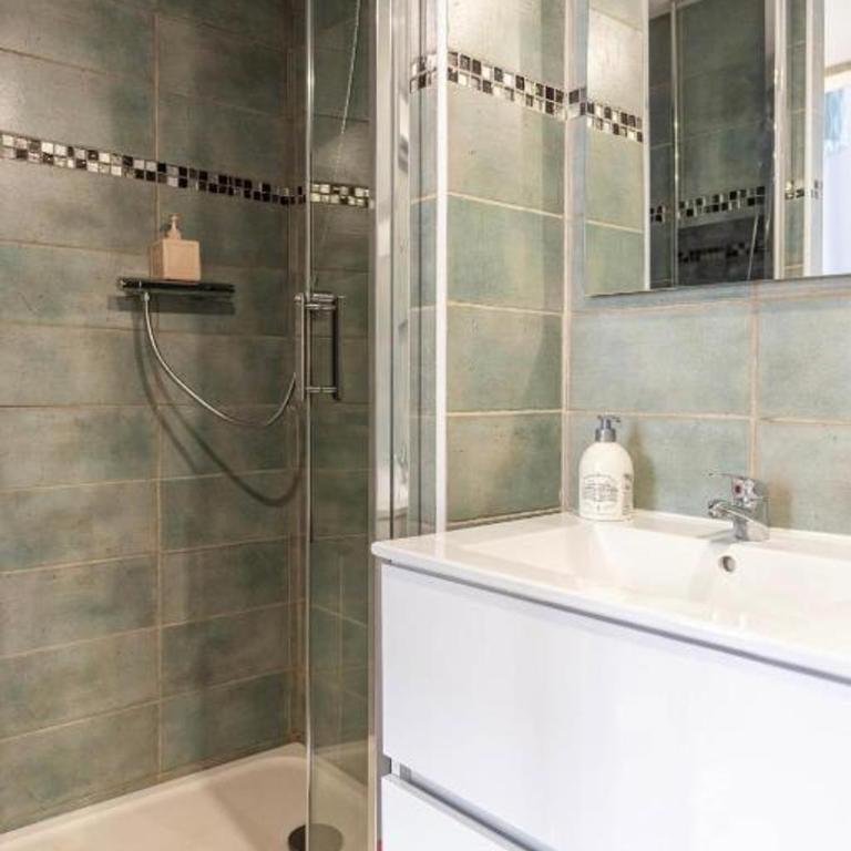 Le Garibaldi - Idéal Couple & PRO- Animaux acceptés - 5min à pied du Port - CENTRE VILLE - Commerces - Plage 10min en voiture - WIFI HD - Parking GRATUIT dans la rue - Apartment with Balcony - 22