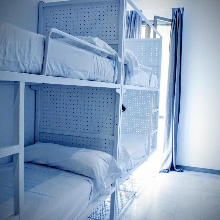 Feel Hostels Soho Malaga - Cama en habitación compartida mixta con 6 camas y baño privado - 1