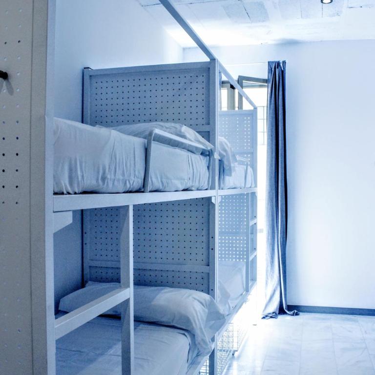 Feel Hostels Soho Malaga - Cama en habitación compartida mixta con 4 camas y baño privado - 1