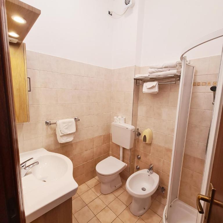 Hotel Gladys - Camera Tripla Basic - 4