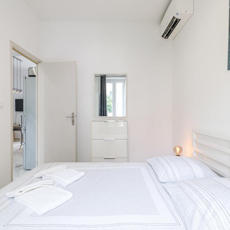 Cozy 2 Bedroom Seafront 150m from Monaco - Apartment - 17
