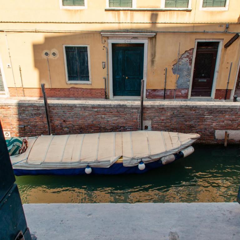 Cannaregio Retreat with Canal View - One-Bedroom Apartment - 9