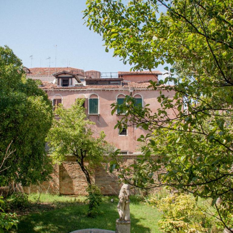 Cannaregio Retreat with Canal View - One-Bedroom Apartment - 11