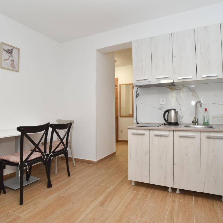 Apartmani Resna Budva - One-Bedroom Apartment with Terrace - 6