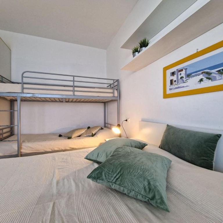 Luminous one bedroom flat with side sea view - Appartement - 16