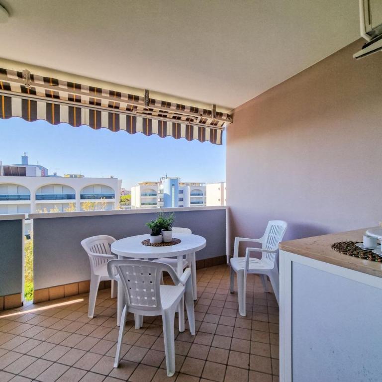 Luminous one bedroom flat with side sea view - Appartement - 9