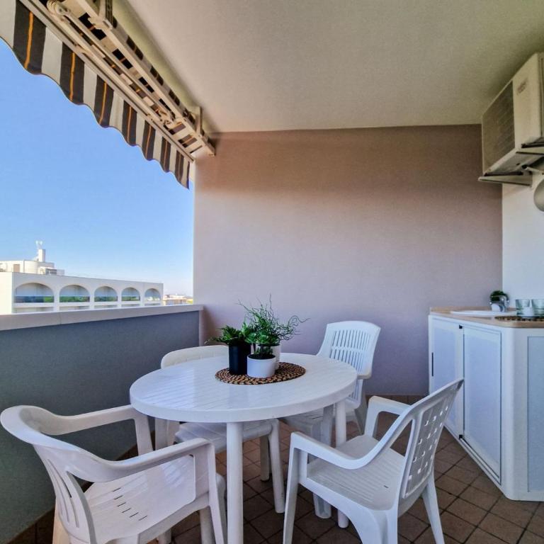 Luminous one bedroom flat with side sea view - Appartement - 10