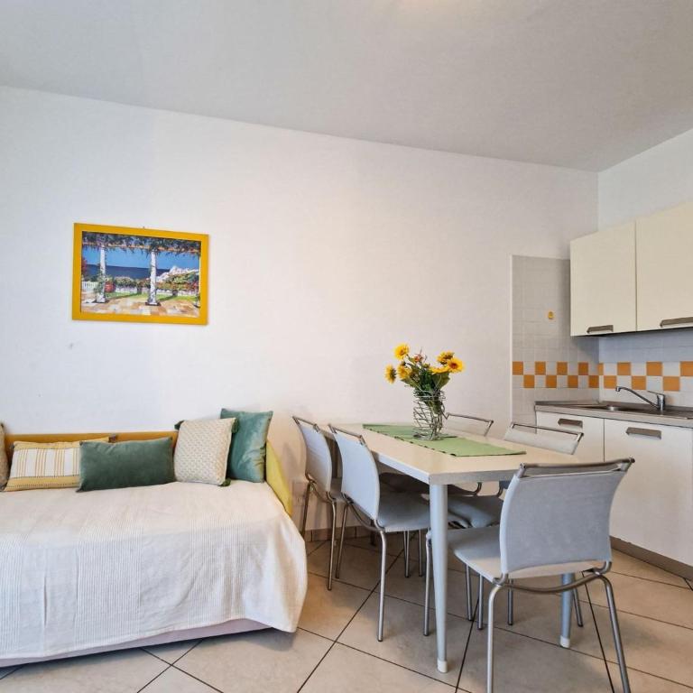 Luminous one bedroom flat with side sea view - Appartement - 15