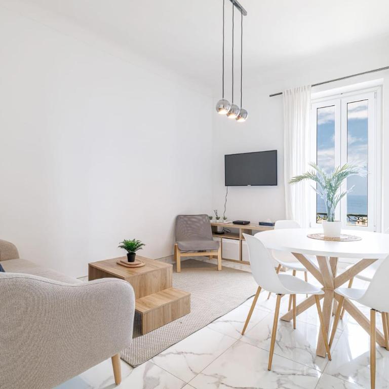 Cozy 2 Bedroom Seafront 150m from Monaco - Apartment - 7